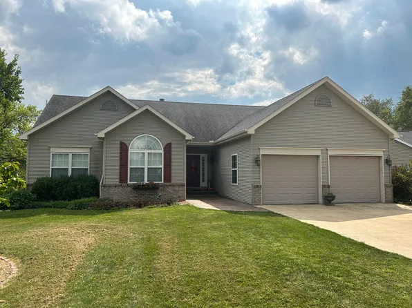 1008 Stuart Dr, Heyworth, IL 61745