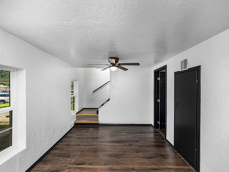 1905 NW Baldwin Ave — Photo 5