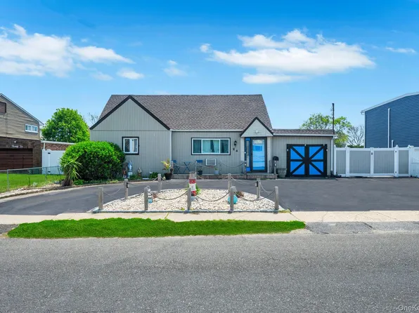 24 Raynor Street, West Babylon, NY 11704