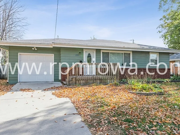 221 SW Scott St — Photo 1