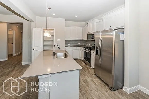 3 bed, 2.0 bath, 1676 sqft, $2,340 — Photo 3