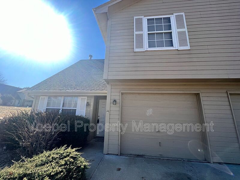 1st image of 810 SW Pinebrook Village Dr