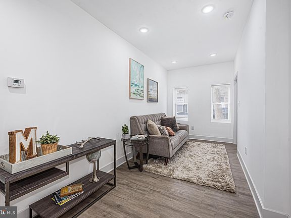 3rd image of 1007 N Mount St