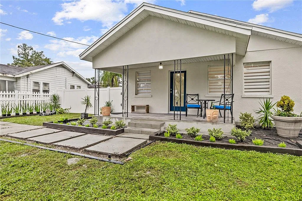 2 bed, 1.0 bath, 825 sqft, $2,250 — Photo 1