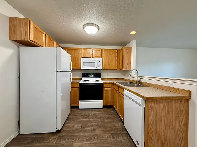 2561 NW Cedar Ave #3 — Photo 9
