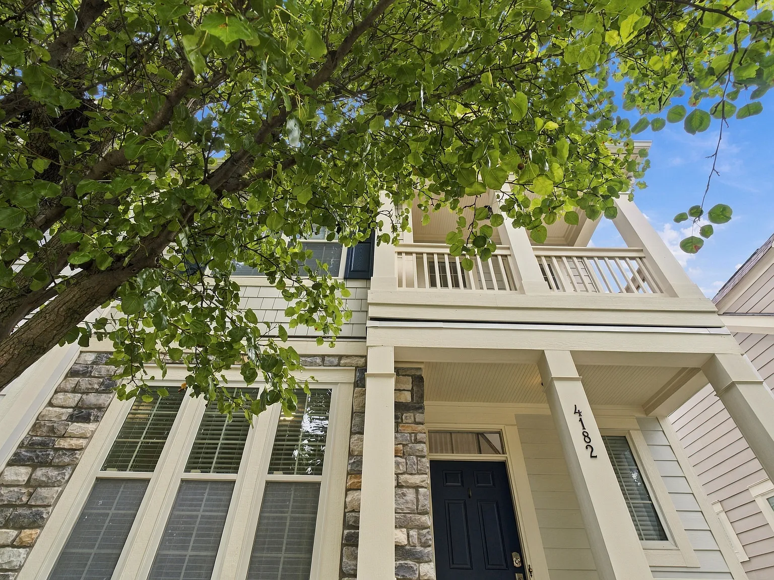 3 bed, 3.5 bath, 3628 sqft, $4,300 — Photo 3
