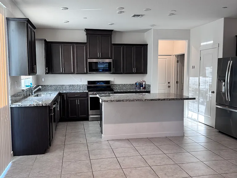 122 E McClintock Ln — Photo 4