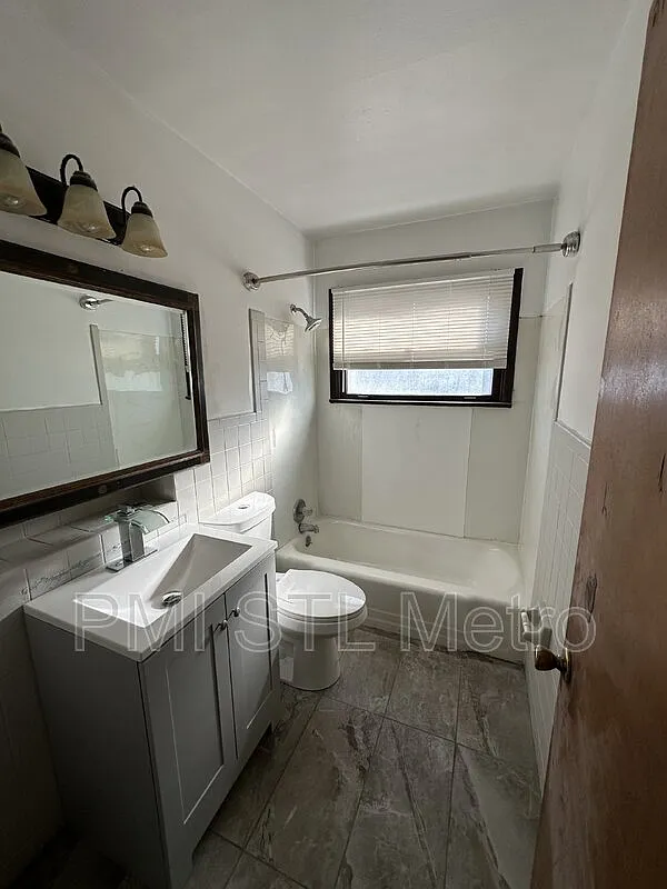 3 bed, 1.0 bath, 912 sqft, $1,295 — Photo 4