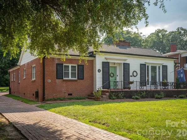 11 Kings Mountain St, York, SC 29745