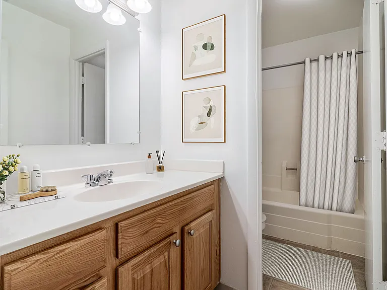 Cloverleaf Lake Townhouse Apartments — Photo 6