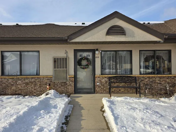 520 S 1st Ave #104, New Hampton, IA 50659
