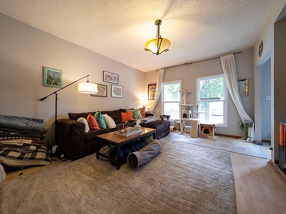 3rd image of 718 19th Ave NE