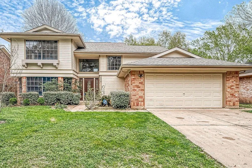 4 bed, 2.5 bath, 2486 sqft, $2,450 — Photo 1