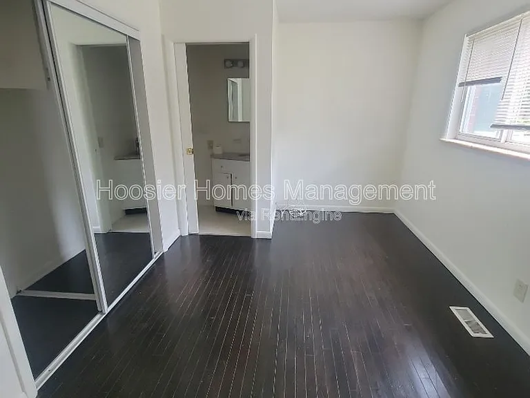 770 E 61st St #1 — Photo 14