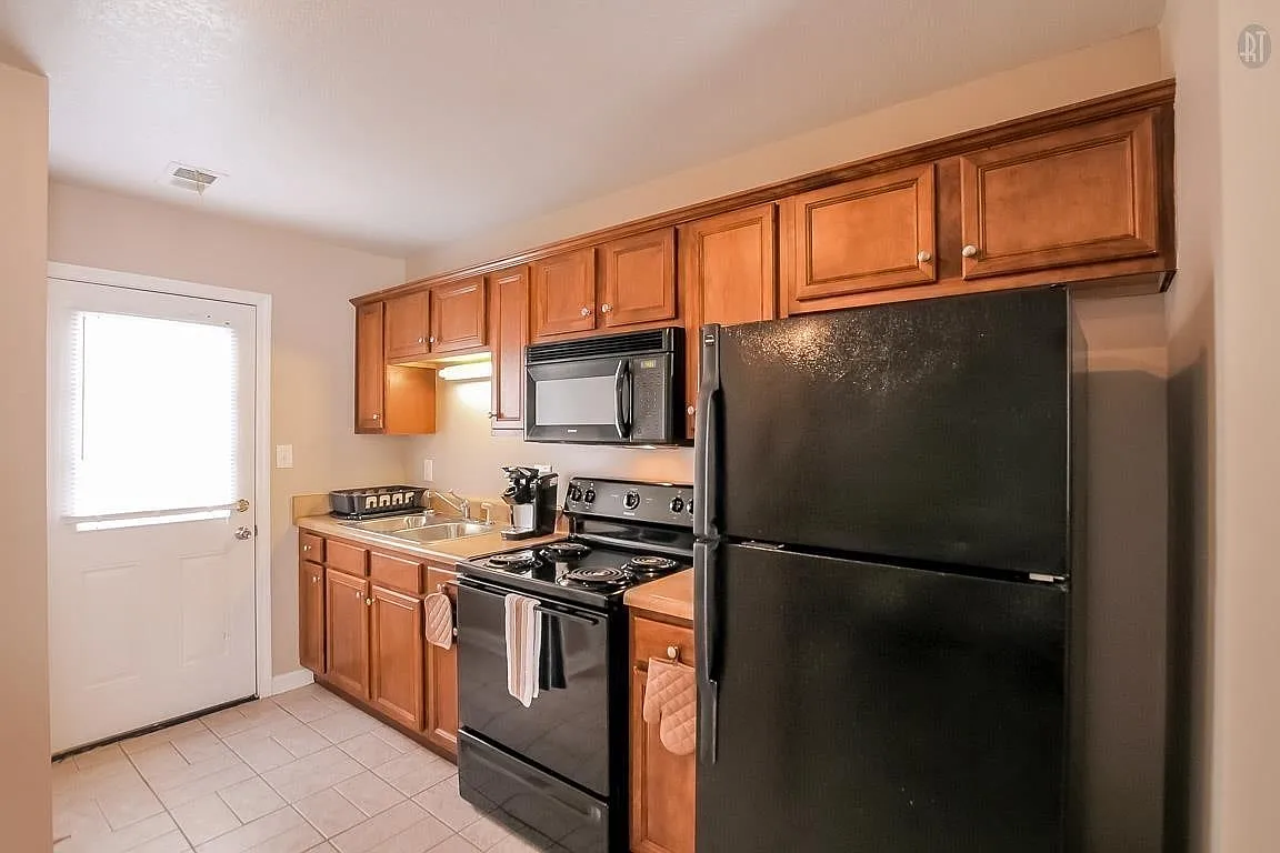 3 bed, 1.5 bath, 1200 sqft, $1,150 — Photo 2