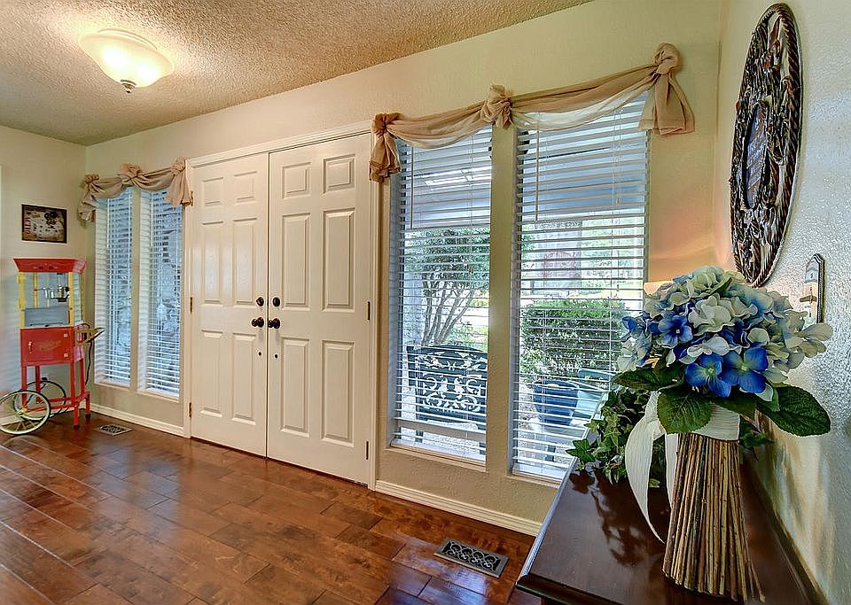 Beautiful Foyer w/hardwoods!