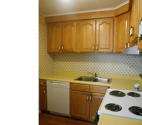 3rd image of 36 Bunker Hill Ln