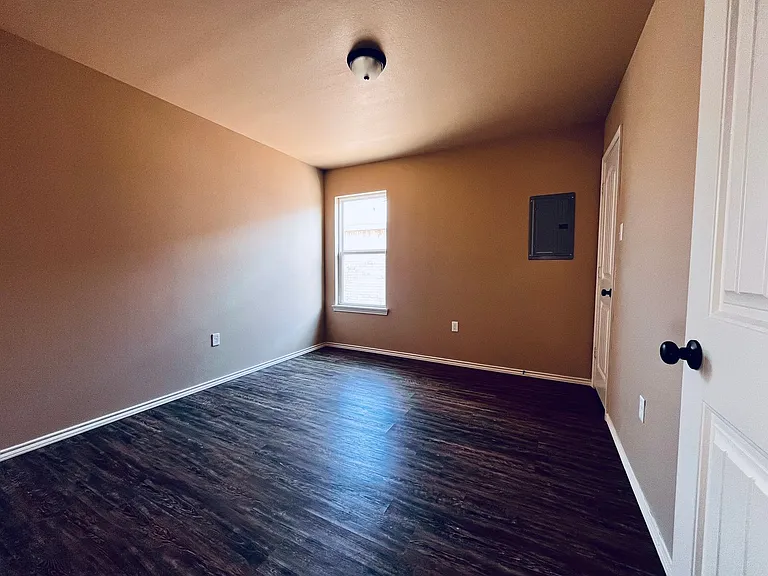 2502 N Avenue P — Photo 8