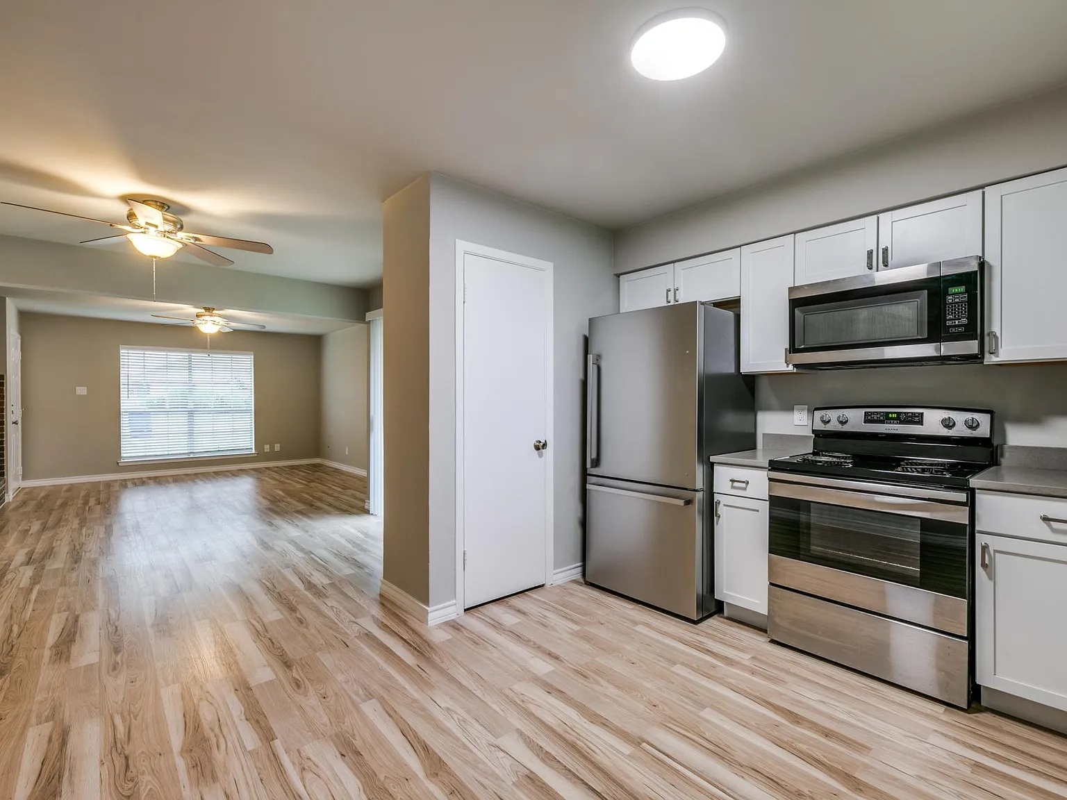 2 bed, 1.5 bath, 1045 sqft, $1,700 — Photo 3