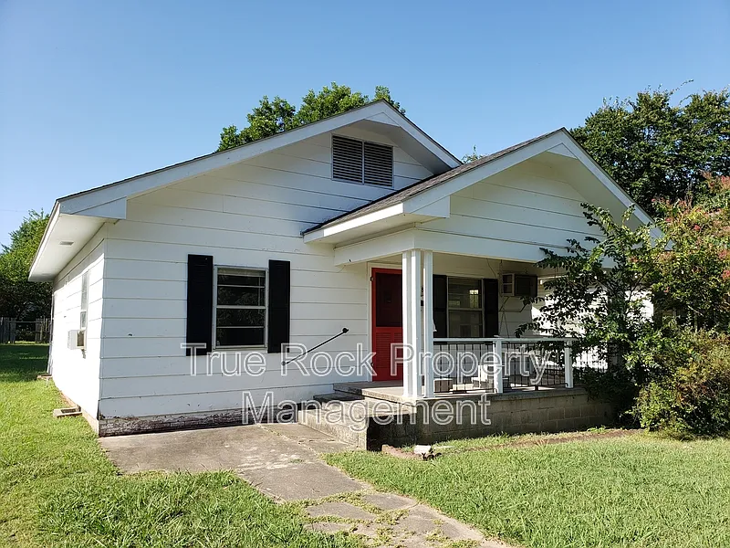 2 bed, 1.0 bath, $875 — Photo 1