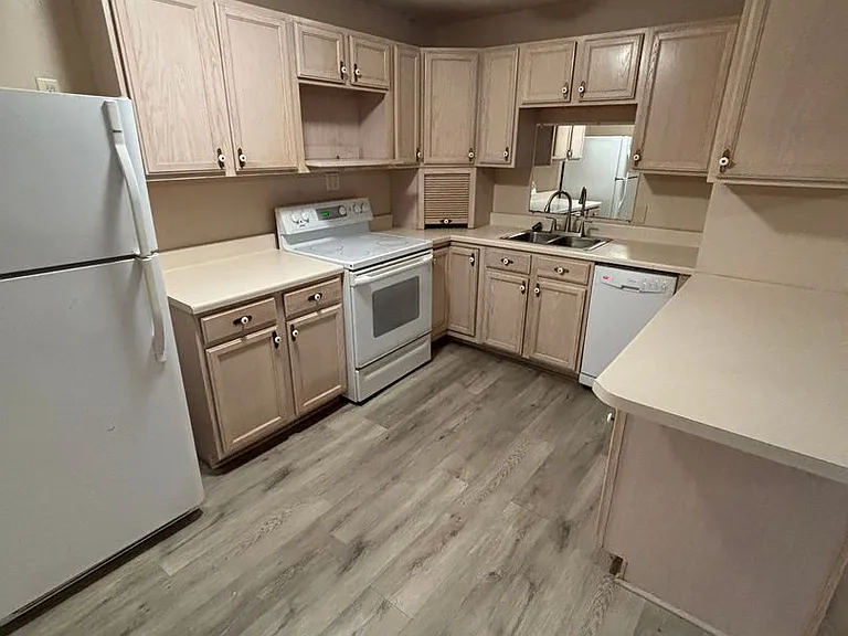 119 E Maple St — Photo 2