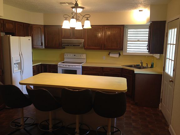 4th image of 102 Tutt Ave
