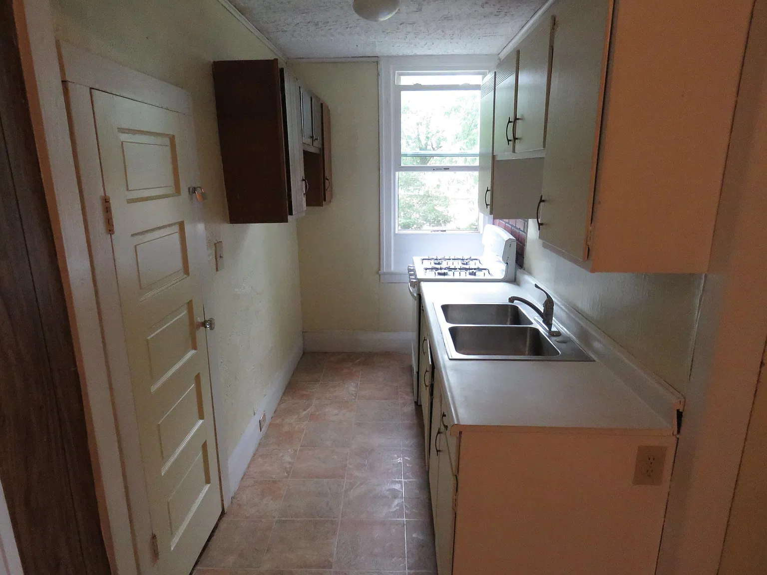 2 bed, 1100 sqft, $900 — Photo 3
