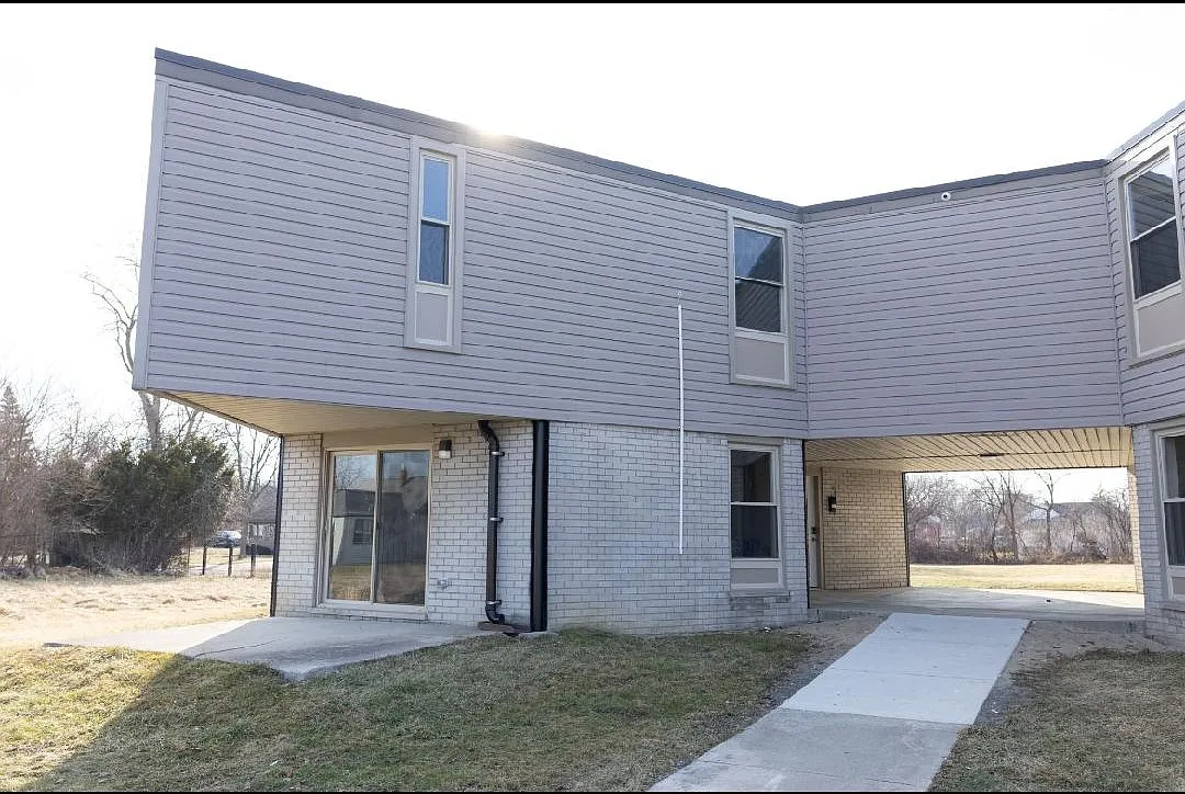 2 bed, 1.5 bath, 1000 sqft, $1,300 — Photo 2
