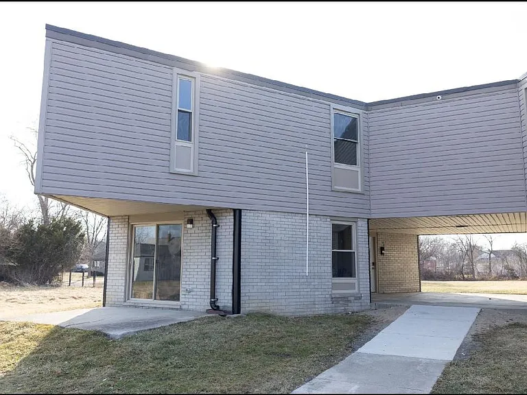 4301 Harriet St — Photo 2
