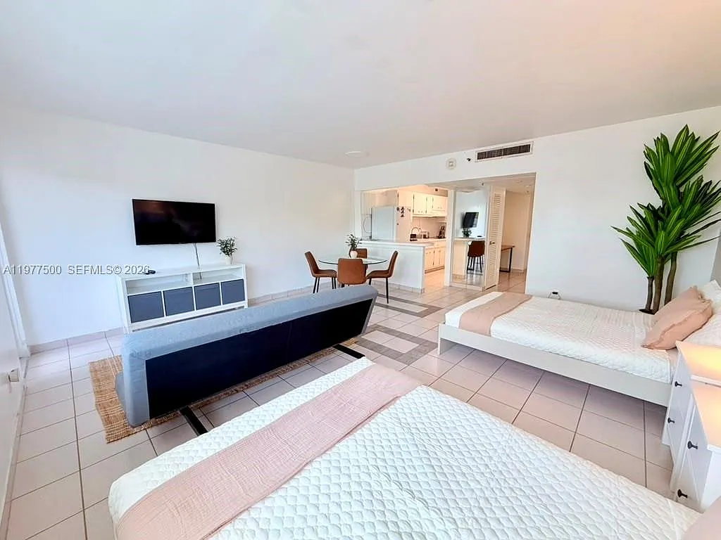 The Decoplage Condo — Photo 4