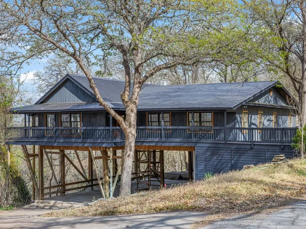 316 Valley View Dr, La Grange, TX 78945