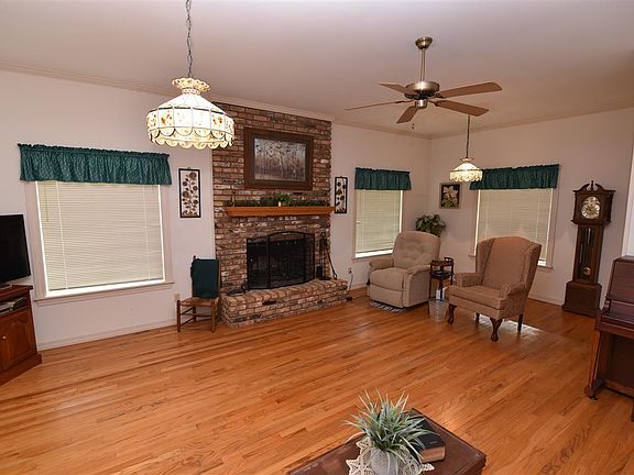 4th image of 300 Dogwood Cir