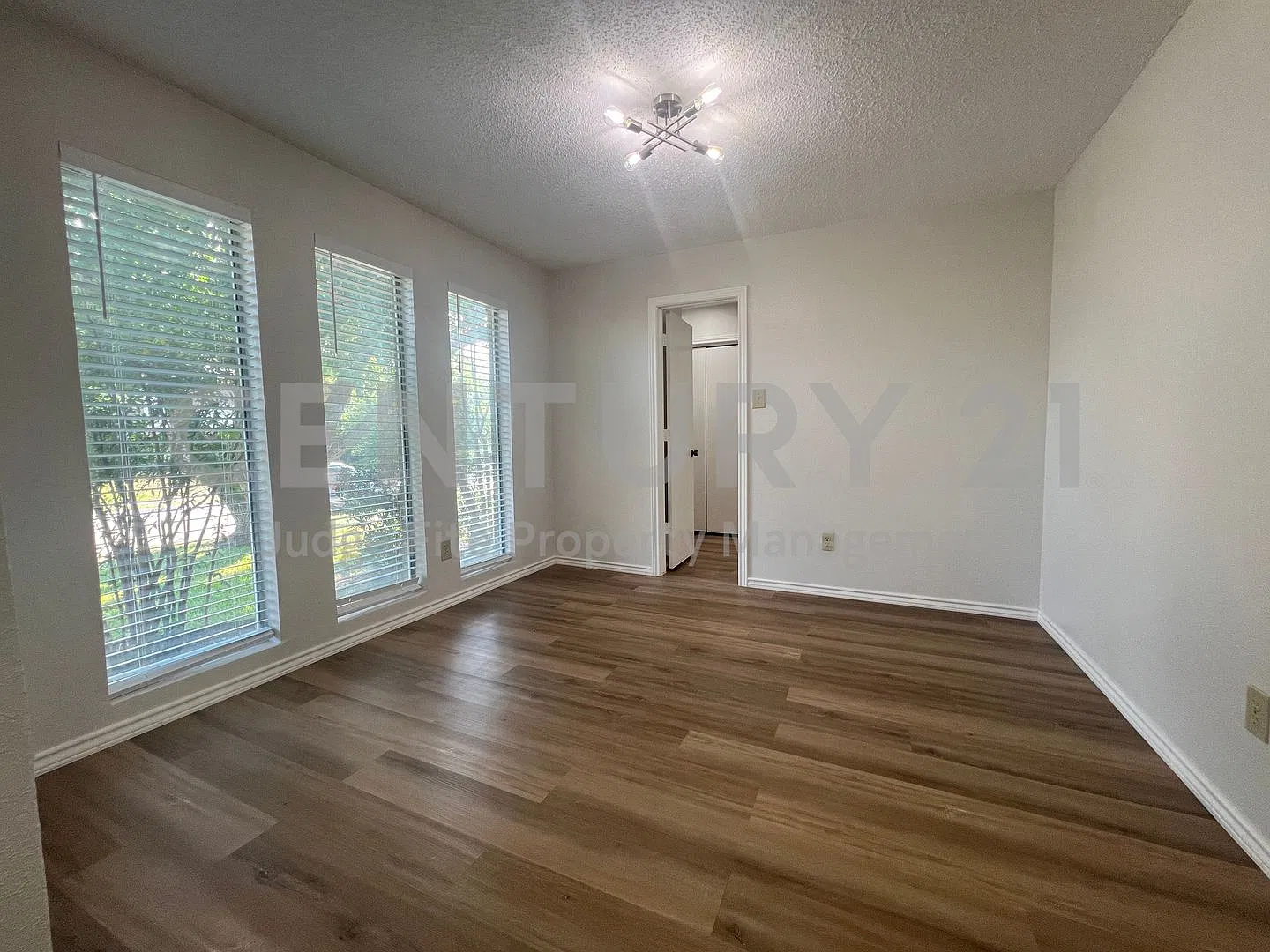 Roomy 3/2/2 in Plano For Rent! — Photo 4