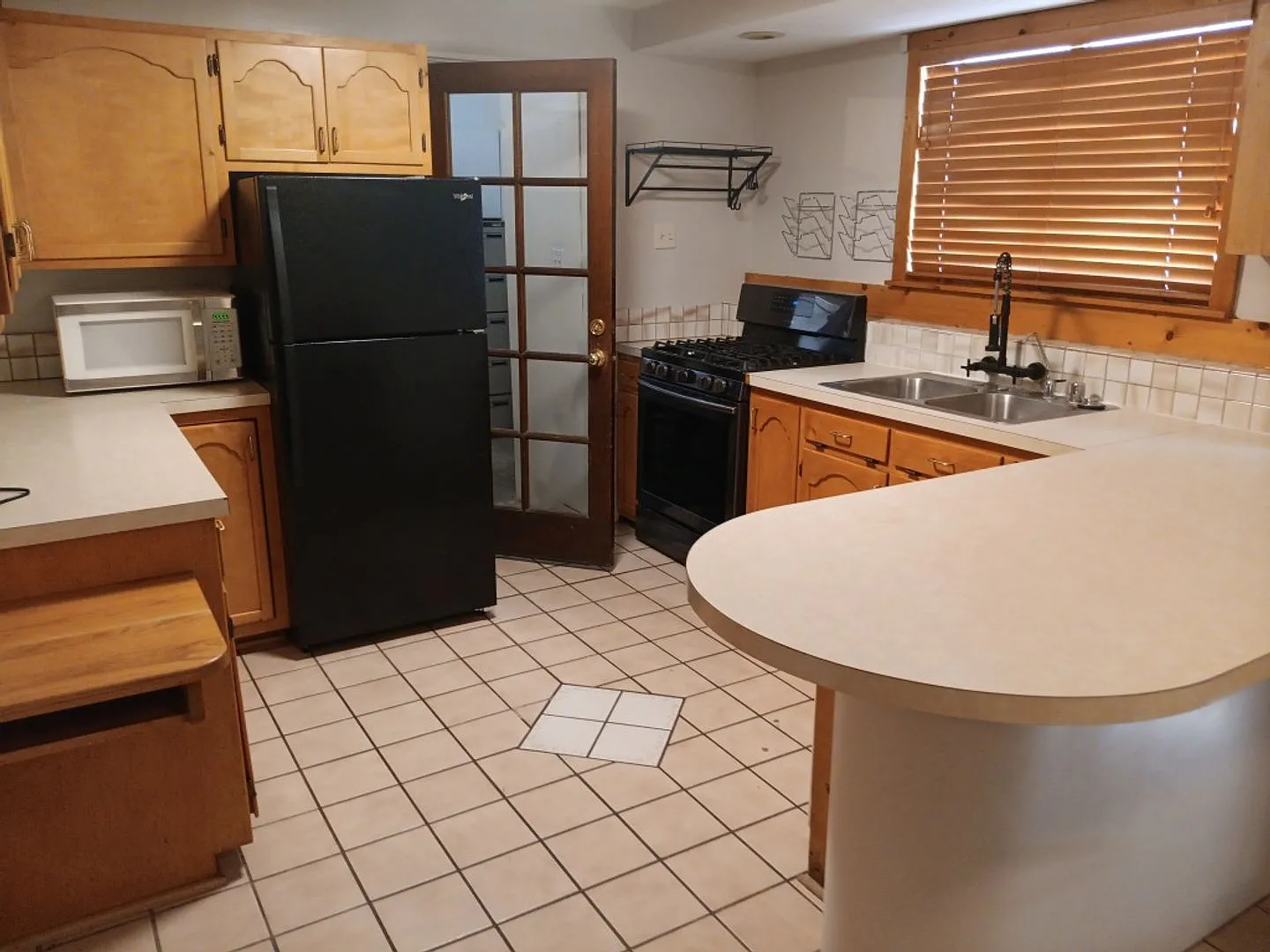 3 Bedroom, 2 Bathroom Home! Schedule a Showing Soon! — Photo 4