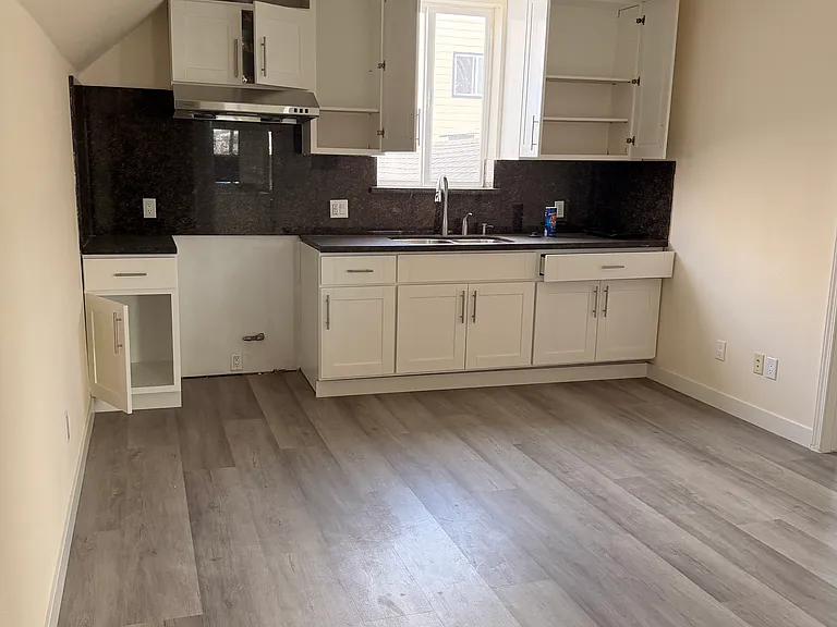 284 Lee Ave — Photo 4
