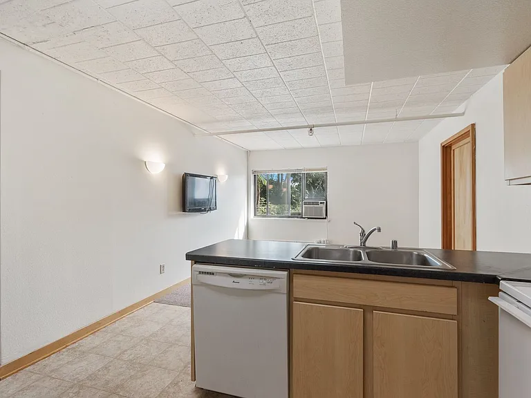 2125 W Kilbourn Ave — Photo 9