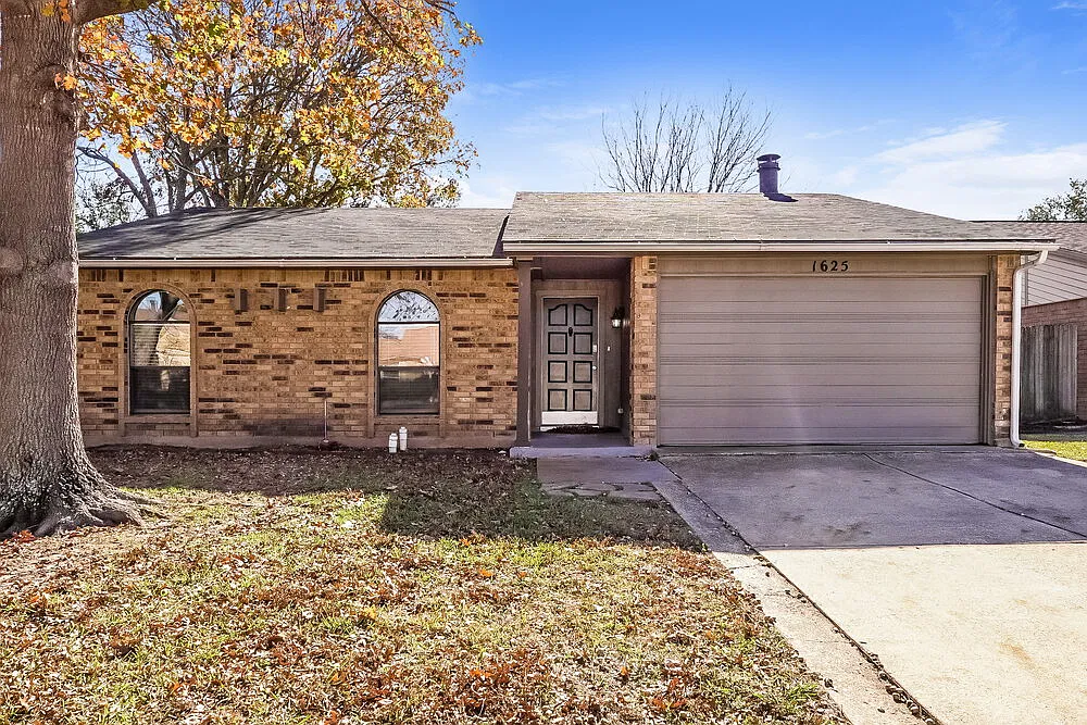3 bed, 2.0 bath, 1384 sqft, $2,145 — Photo 1