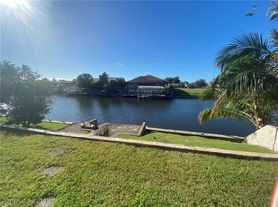910 SE 14th Ter, Cape Coral, FL