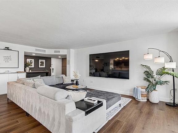 4th image of 644 Island Way APT 405