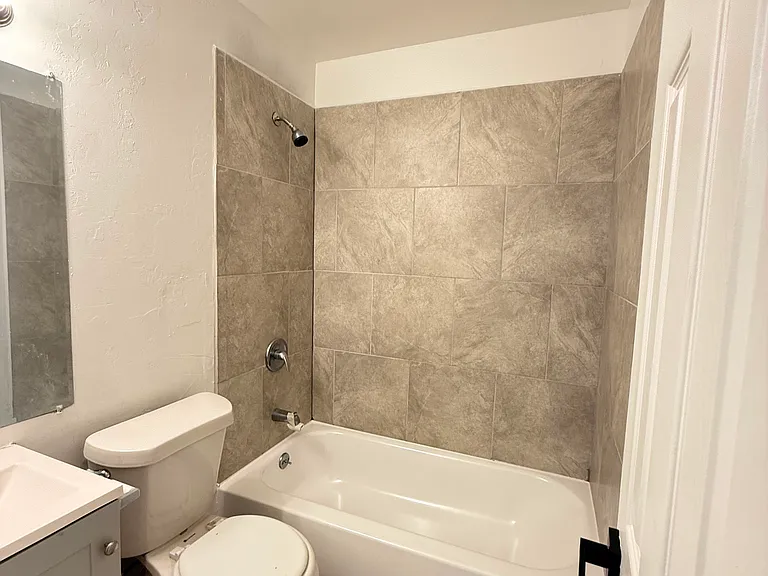 418 SW 32nd St — Photo 3