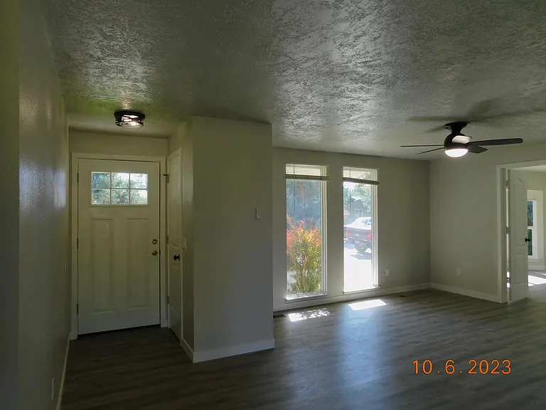 132 N Riverside Dr — Photo 5