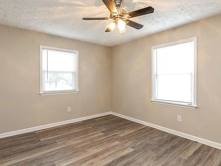 820 E Main St — Photo 6