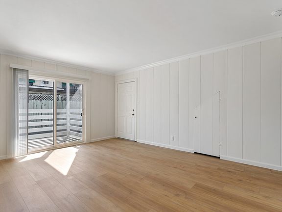 4th image of 14721 Sylvan St APT 3