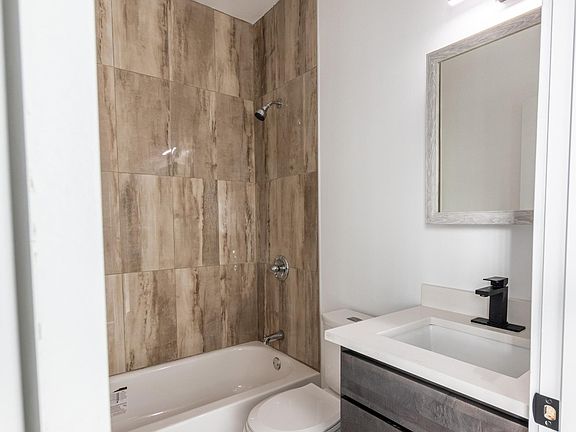 5th image of 2420 W Warren Blvd #1