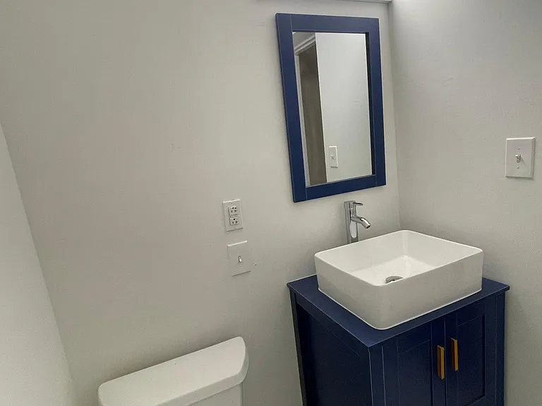 2413 Van Dyke Ave — Photo 5