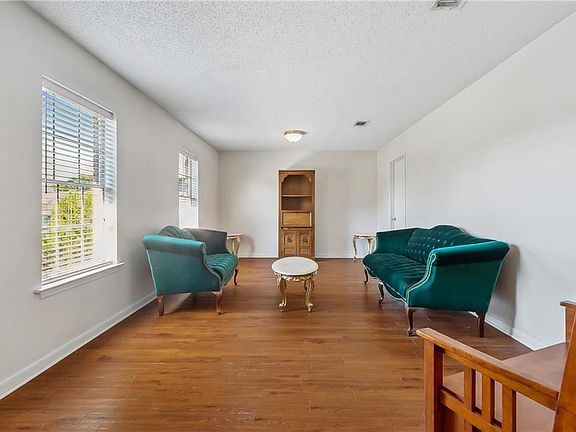 4th image of 1041 Kingsway Dr E