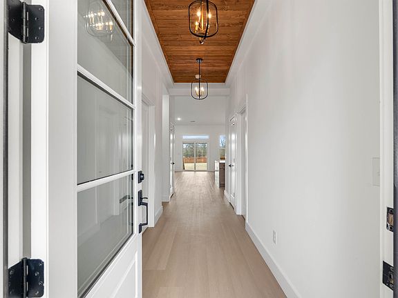 5th image of 140 Meeting House Rd