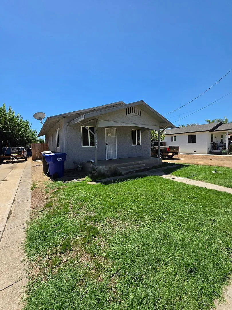 3 Bedroom 1 Bath Home — Photo 2