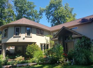 4 University Pl, Great Neck, NY 11020