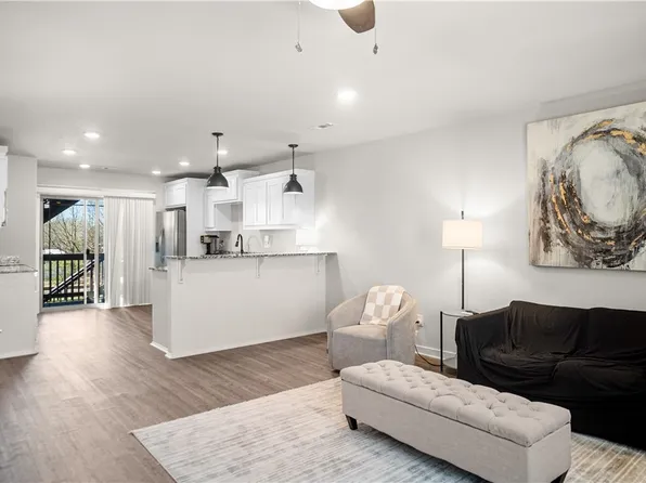 1975 N Bourbon Dr, Fayetteville, AR 72703